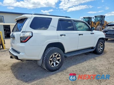 Trzecie zdjęcie samochodu z tyłu: 2019 TOYOTA 4RUNNER SR5 VIN:JTEBU5JR6K5688885 - miniatura