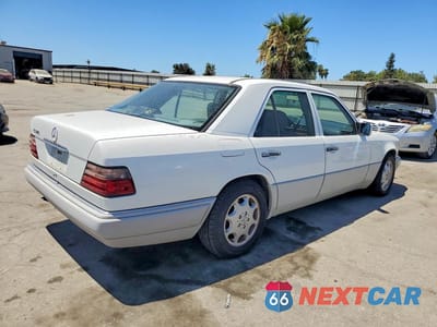 Trzecie zdjęcie samochodu z tyłu: 1994 MERCEDES-BENZ E 320 VIN:WDBEA32E2RC125900 - miniatura