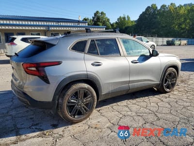 Trzecie zdjęcie samochodu z tyłu: 2024 CHEVROLET TRAX ACTIV VIN:KL77LKE24RC176179 - miniatura