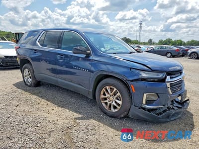Czwarte zdjęcie samochodu z boku: 2022 CHEVROLET TRAVERSE LS VIN:1GNERFKW7NJ119687 - miniatura