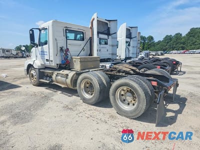 Drugie zdjęcie samochodu z przodu: 2011 VOLVO VNL SEMI TRUCK VIN:4V4NC9EJ7BN292629 - miniatura