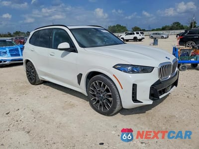 Czwarte zdjęcie samochodu z boku: 2025 BMW X5 XDRIVE50E VIN:5UX43EU00S9Z20658 - miniatura