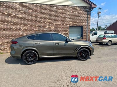 Piąte zdjęcie samochodu w środku: 2022 BMW X6 M VIN:5YMCY0C03N9J76956 - miniatura