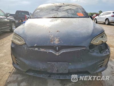 Piąte zdjęcie samochodu w środku: 2017 TESLA MODEL X VIN:5YJXCBE22HF069524 - miniatura