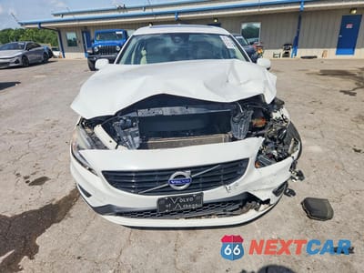 Piąte zdjęcie samochodu w środku: 2017 VOLVO S60 VIN:YV126MFL8H2423631 - miniatura