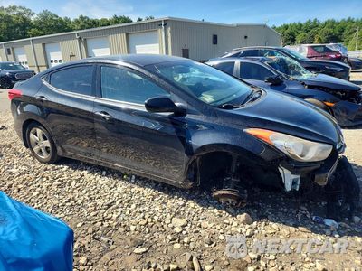Czwarte zdjęcie samochodu z boku: 2013 HYUNDAI ELANTRA GLS VIN:KMHDH4AE4DU946429 - miniatura