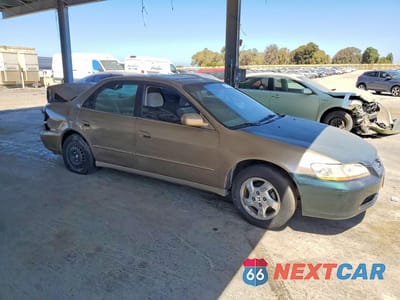 Czwarte zdjęcie samochodu z boku: 1998 HONDA ACCORD EX VIN:1HGCG6670WA083367 - miniatura