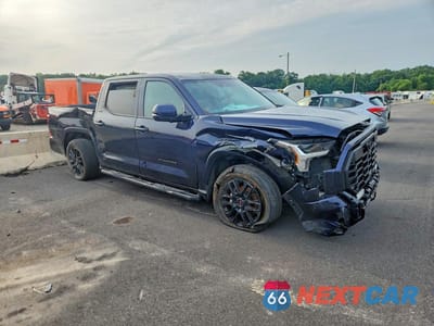Czwarte zdjęcie samochodu z boku: 2024 TOYOTA TUNDRA SR5 VIN:5TFLA5DB7RX156964 - miniatura