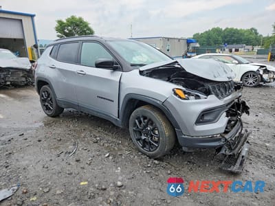Czwarte zdjęcie samochodu z boku: 2023 JEEP COMPASS LATITUDE VIN:3C4NJDBN7PT573901 - miniatura