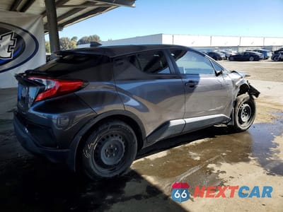 Trzecie zdjęcie samochodu z tyłu: 2021 TOYOTA C-HR LE VIN:JTNKHMBX2M1112572 - miniatura