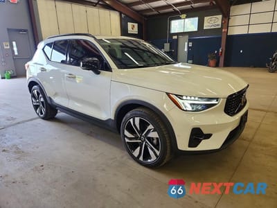 Czwarte zdjęcie samochodu z boku: 2023 VOLVO XC40 PLUS VIN:YV4L12UW3P2003927 - miniatura