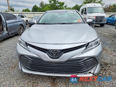Piąte zdjęcie samochodu w środku: 2018 TOYOTA CAMRY LE VIN:4T1B11HK6JU075468 - miniatura