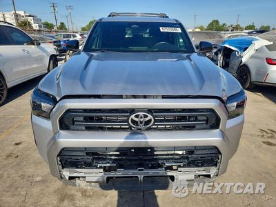 Piąte zdjęcie samochodu w środku: 2025 TOYOTA 4RUNNER SR5 VIN:JTEVA5AR7S5003489 - miniatura