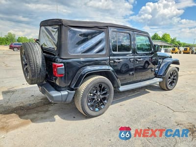 Trzecie zdjęcie samochodu z tyłu: 2022 JEEP WRANGLER UNLIMITED SAHARA 4XE VIN:1C4JJXP6XNW106660 - miniatura
