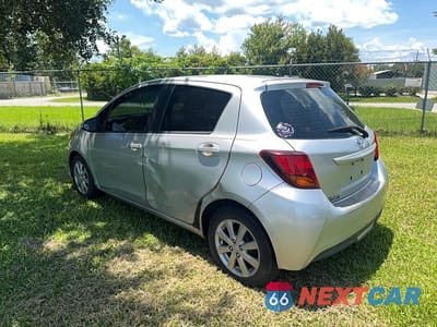 Czwarte zdjęcie samochodu z boku: 2016 TOYOTA YARIS 5-DOOR LE VIN:VNKKTUD35GA071024 - miniatura