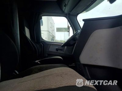 Piąte zdjęcie samochodu w środku: 2018 FREIGHTLINER CASCADIA 126 SEMI TRUCK VIN:3AKJHHDR6JSJR1263 - miniatura