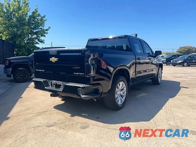 Czwarte zdjęcie samochodu z boku: 2022 CHEVROLET SILVERADO LTD C1500 CUSTOM VIN:3GCPWBEKXNG147996 - miniatura
