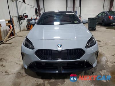 Piąte zdjęcie samochodu w środku: 2025 BMW 228XI VIN:WBA23GG01S7T73148 - miniatura