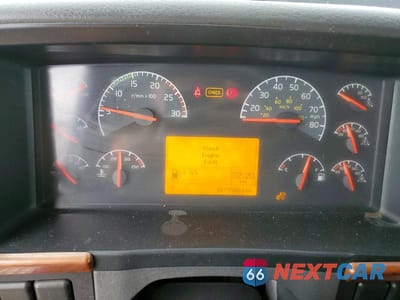 Zdjęcie 8 z 10 samochodu: 2007 VOLVO VT SEMI TRUCK VIN:4V4LC9KL27N483928 - miniatura