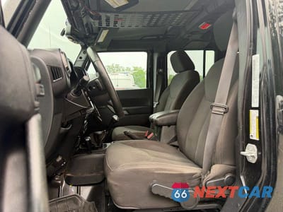 Piąte zdjęcie samochodu w środku: 2016 JEEP WRANGLER UNLIMITED SPORT VIN:1C4BJWDG9GL106844 - miniatura
