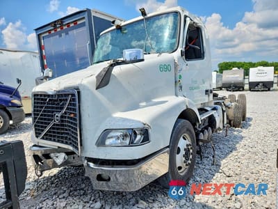 Drugie zdjęcie samochodu z przodu: 2016 VOLVO VNM SEMI TRUCK VIN:4V4MC9EG6GN971492 - miniatura
