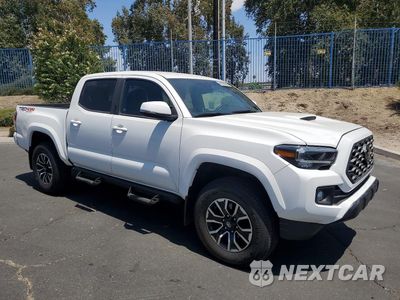 Czwarte zdjęcie samochodu z boku: 2023 TOYOTA TACOMA TRD SPORT VIN:3TMCZ5ANXPM640220 - miniatura