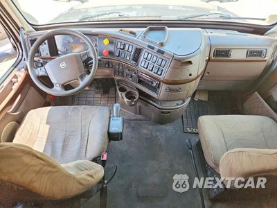 Zdjęcie 8 z 14 samochodu: 2015 VOLVO VNL SEMI TRUCK VIN:4V4NC9EH9FN922251 - miniatura