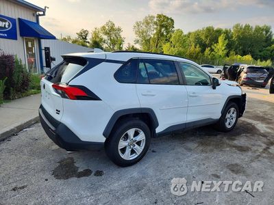 Trzecie zdjęcie samochodu z tyłu: 2021 TOYOTA RAV4 XLE VIN:2T3P1RFV2MC243749 - miniatura