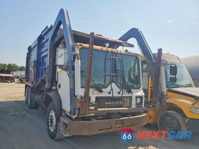 Czwarte zdjęcie samochodu z boku: 2003 MACK 600 MR600 VIN:1M2K195C53M021917 - miniatura