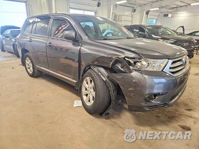 Czwarte zdjęcie samochodu z boku: 2013 TOYOTA HIGHLANDER BASE VIN:5TDBK3EH5DS206145 - miniatura
