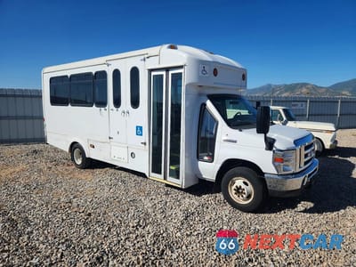 Czwarte zdjęcie samochodu z boku: 2017 FORD ECONOLINE E450 SUPER DUTY CUTAWAY VAN VIN:1FDFE4FS7HDC06590 - miniatura