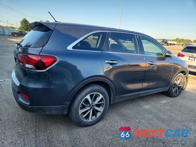 Trzecie zdjęcie samochodu z tyłu: 2020 KIA SORENTO S VIN:5XYPGDA50LG692609 - miniatura