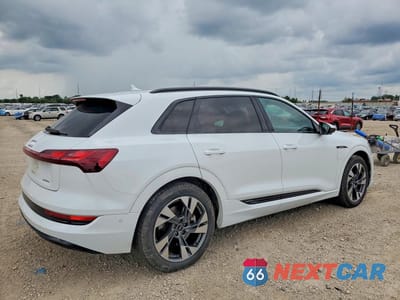 Trzecie zdjęcie samochodu z tyłu: 2021 AUDI E-TRON PREMIUM VIN:WA1AAAGE0MB010699 - miniatura