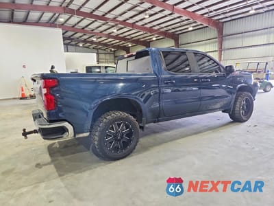 Trzecie zdjęcie samochodu z tyłu: 2020 CHEVROLET SILVERADO K1500 LT VIN:1GCUYDEDXLZ180911 - miniatura