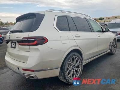 Trzecie zdjęcie samochodu z tyłu: 2027 BMW X7 XDRIVE40I VIN:5UX23EM04V9428758 - miniatura