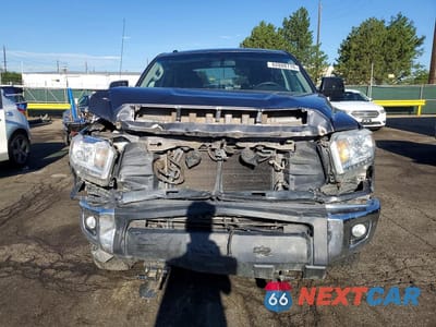Piąte zdjęcie samochodu w środku: 2017 TOYOTA TUNDRA SR5 VIN:5TFDW5F12HX614760 - miniatura