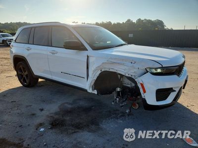 Czwarte zdjęcie samochodu z boku: 2023 JEEP GRAND CHEROKEE LAREDO VIN:1C4RJHAG5PC561382 - miniatura