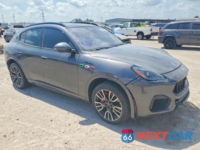Czwarte zdjęcie samochodu z boku: 2023 MASERATI GRECALE MODENA VIN:ZN682AVM4P7422495 - miniatura