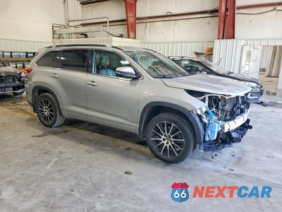 Czwarte zdjęcie samochodu z boku: 2018 TOYOTA HIGHLANDER SE VIN:5TDJZRFH2JS494064 - miniatura