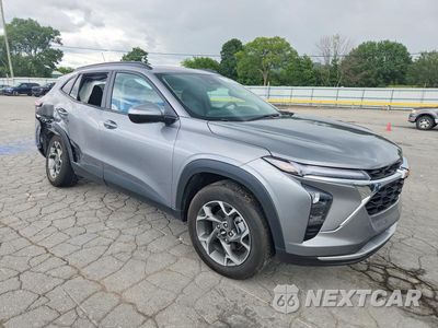 Czwarte zdjęcie samochodu z boku: 2025 CHEVROLET TRAX 1LT VIN:KL77LHEP2SC223763 - miniatura