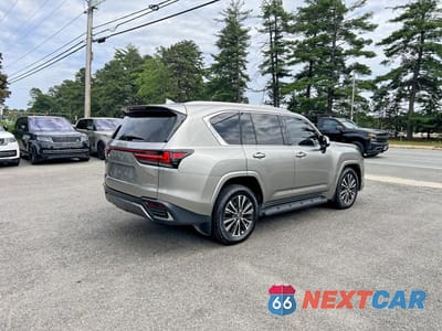 Czwarte zdjęcie samochodu z boku: 2023 LEXUS LX 600 PREMIUM VIN:JTJAB7CX1P4024534 - miniatura
