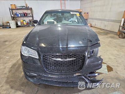 Piąte zdjęcie samochodu w środku: 2017 CHRYSLER 300 S VIN:2C3CCAGG7HH553236 - miniatura