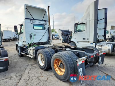 Drugie zdjęcie samochodu z przodu: 2012 VOLVO VNL SEMI TRUCK VIN:4V4NC9EH0CN538452 - miniatura