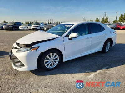 2018 TOYOTA CAMRY LE 4T1B11HK9JU085136 - główne zdjęcie licytacji z USA - miniatura