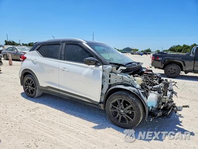 Czwarte zdjęcie samochodu z boku: 2020 NISSAN KICKS SR VIN:3N1CP5DV1LL498442 - miniatura