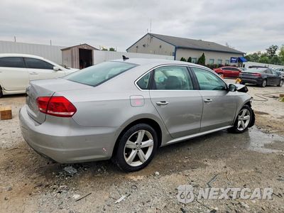 Trzecie zdjęcie samochodu z tyłu: 2013 VOLKSWAGEN PASSAT SE VIN:1VWBH7A33DC122694 - miniatura