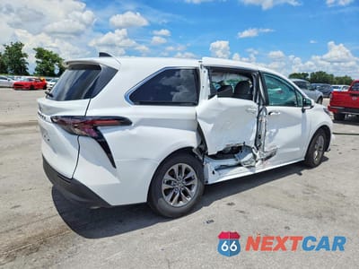 Trzecie zdjęcie samochodu z tyłu: 2026 TOYOTA SIENNA LE VIN:5TDKRKEC2TS290336 - miniatura
