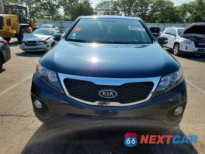 Piąte zdjęcie samochodu w środku: 2013 KIA SORENTO LX VIN:5XYKT3A14DG403360 - miniatura