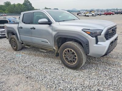 Czwarte zdjęcie samochodu z boku: 2025 TOYOTA TACOMA TRD OFF-ROAD VIN:3TMLB5JN5SM143881 - miniatura