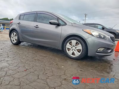 Czwarte zdjęcie samochodu z boku: 2016 KIA FORTE LX VIN:KNAFK5A86G5648426 - miniatura